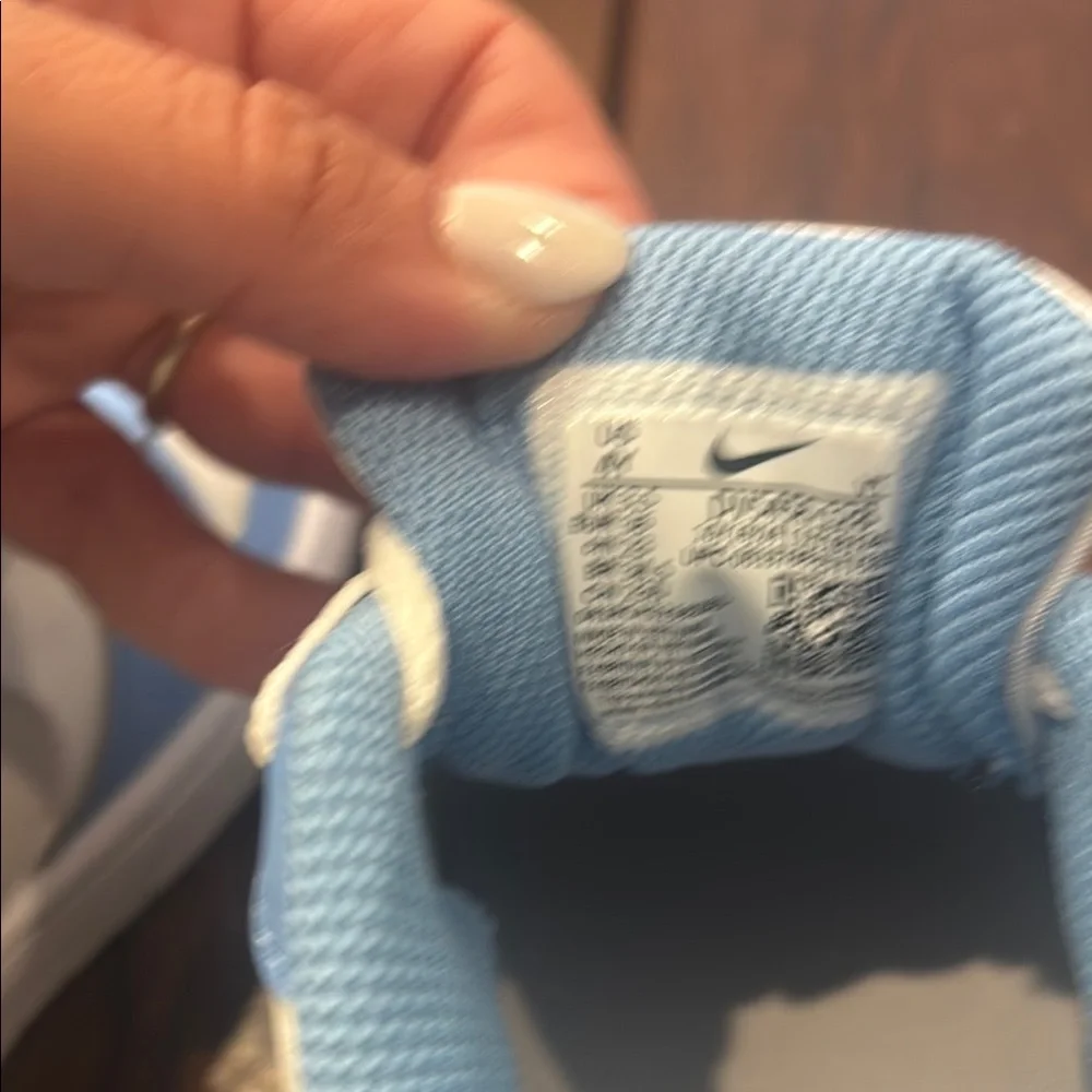 Nike Kids Low-Top Sneaker - White & Light Blue size 4 unisex